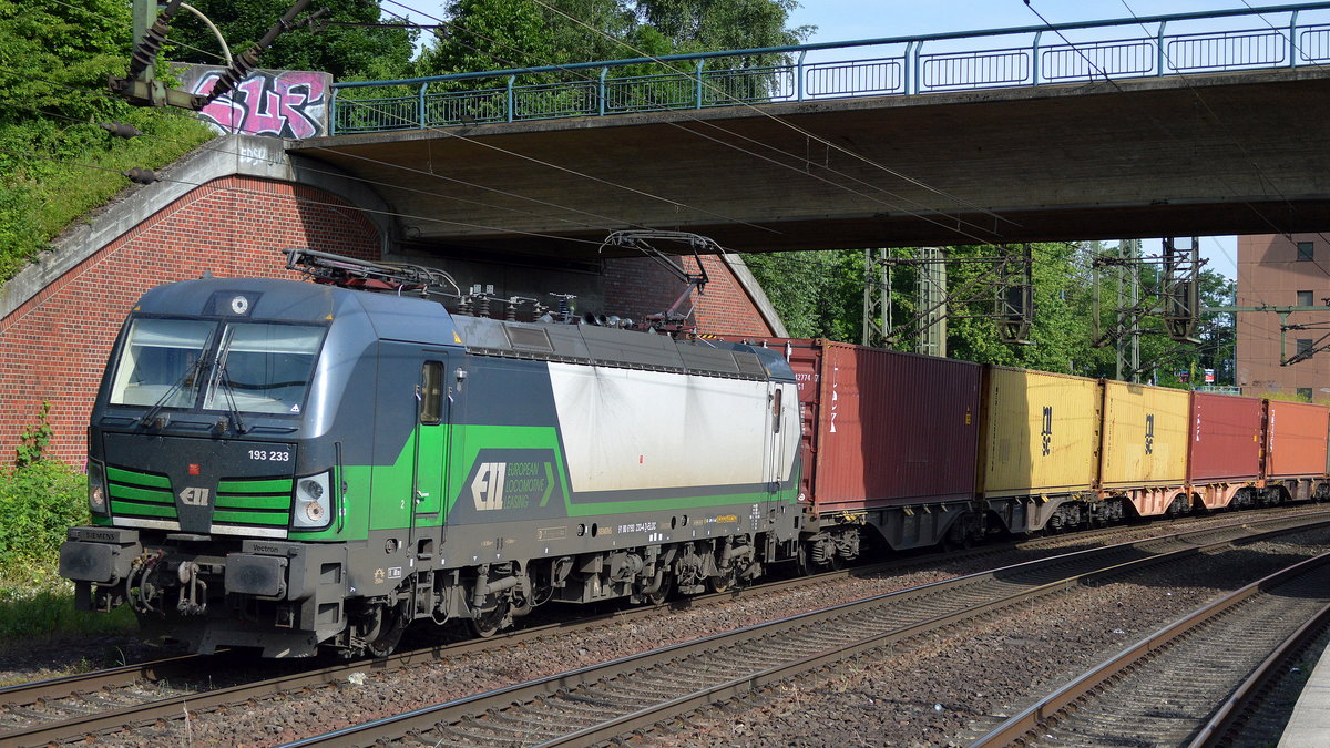 SBB Cargo International AG mit der ELL Vectron 193 233-4  [NVR-Number: 91 80 6193 233-4 D-ELOC, Siemens Bj.2015] und Containerzug am 20.06.17 Bf. Hamburg-Harburg. 