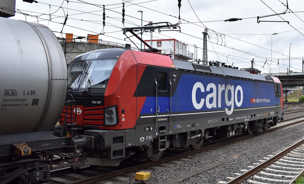 SBB Cargo International AG, Olten [CH] mit der von der SBB geleasten nortrail Vectron   193 057  [NVR-Nummer: 91 80 6193 057-7 D-NRAIL] und einem Kesselwagenzug am 27.05.25 Höhe Bahnhof Hamburg-Harburg.