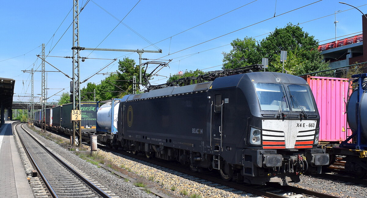SBB Cargo International mit der geleasten  BRCE Vectron  X4 E - 663  [NVR-Nummer: 91 80 6193 663-2 D-DISPO] und einem KLV-Zug am 14.05.25 Höhe Bahnhof Hamburg-Harburg.