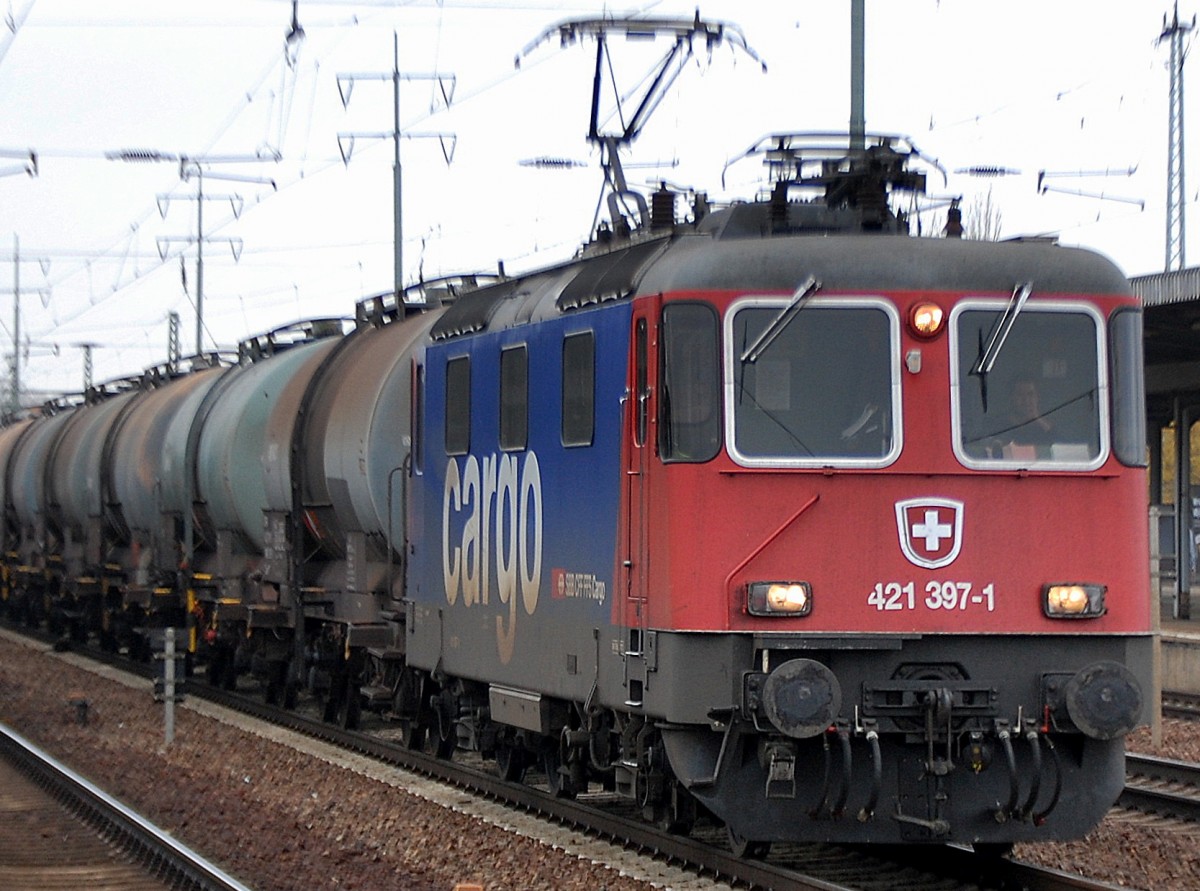 SBB Cargo Mietlok Re 421 397-1 mit Ganzzug tschechischer Kesselwagen am 21.11.13 Durchfahrt Bhf. Flughafen Berlin-Sch�nefeld.