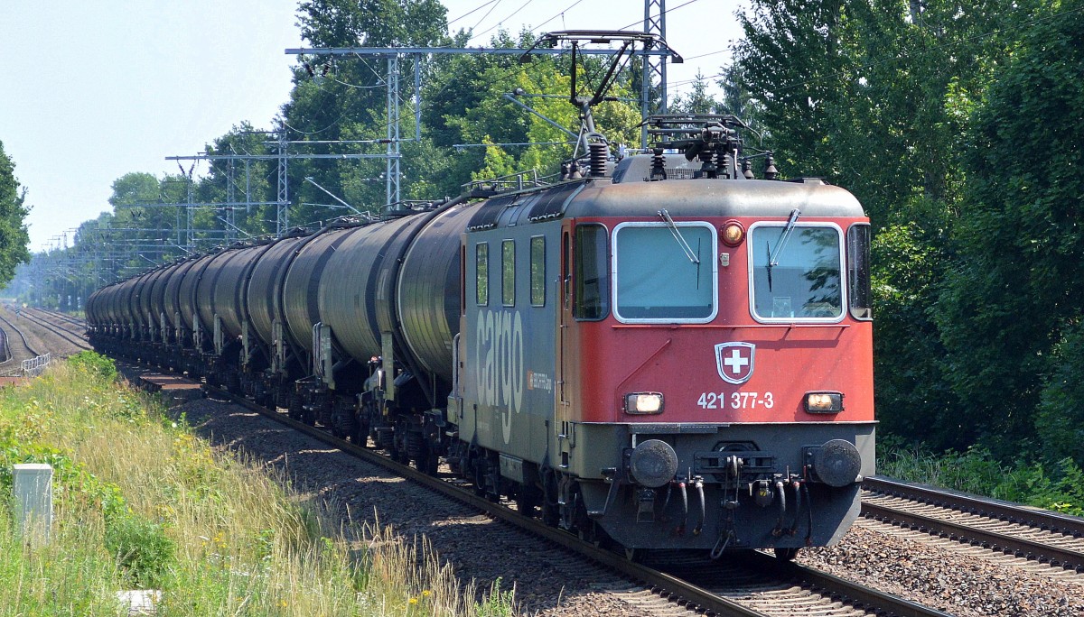 SBB Cargo Mietlok Re 421 377-3 mit Kesselwagenzug für HSL am 04.07.15 Röntgental bei Berlin. 