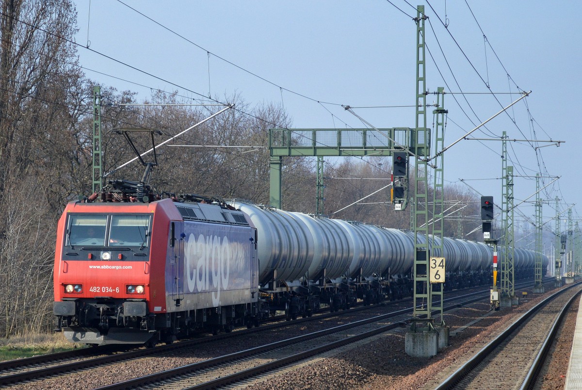 SBB Cargo Mietlok Re 482 034-6 mit Kesselwagenzug Richtung Schwedt auf dem Berliner Innenring Höhe Jungfernheide am 14.03.14