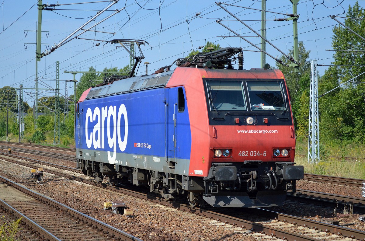 SBB Cargo Mietlok Re 482 034-6 für HSL am 03.08.15 Durchfahrt Bhf. Flughafen Berlin-Schönefeld. 