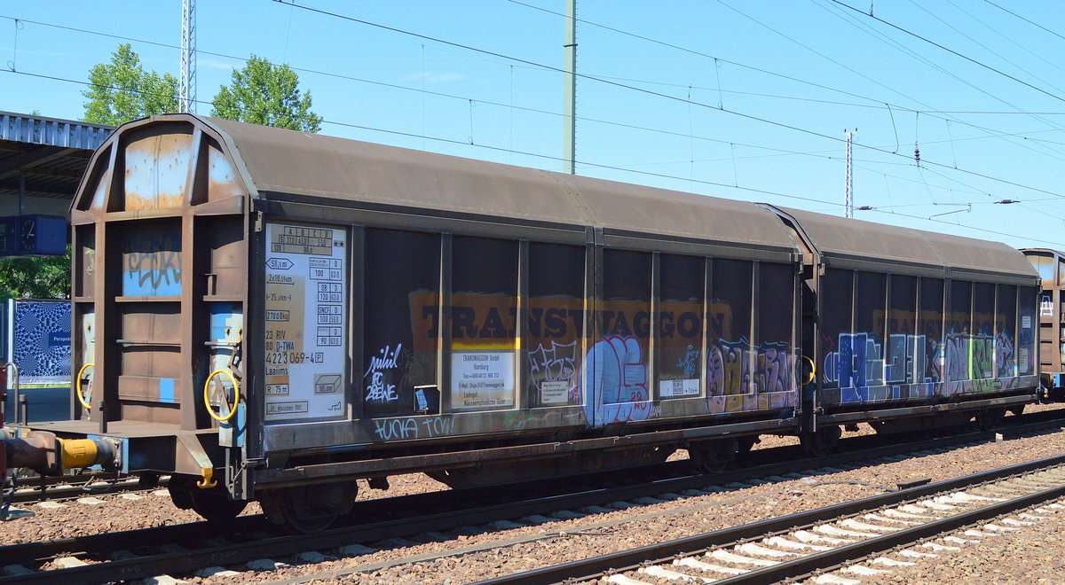 Schiebewand-Wageneinheit vom Einsteller TRANSWAGGON mit der Nr. 23 RIV 80 D-TWA 4223 069-4(P) Laaiims Bf. Maschen-Rbf. Ladegut: Nässeempfindliche Güter am 23.06.16 Bf. Flughafen Berlin-Schönefeld.