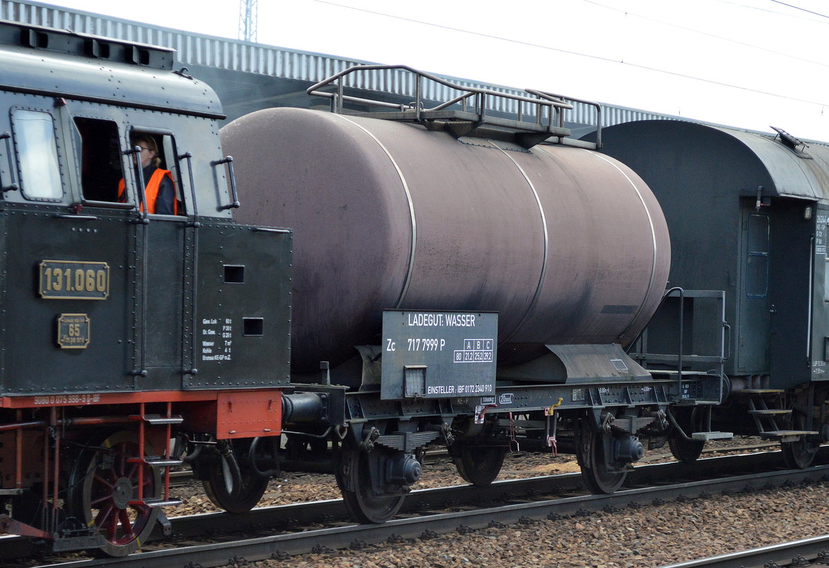 Sch�ner alter Kesselwagen f�r das Ladegut: Wasser mit der Nr. 717 7999 P Zc Einsteller: IBF 0172 2340 910 am Haken von Damoflok 131.060 gezogen von ITL 118 552-9 am 18.04.16 Durchfahrt Bhf. Flughafen Berlin-Sch�nefeld.