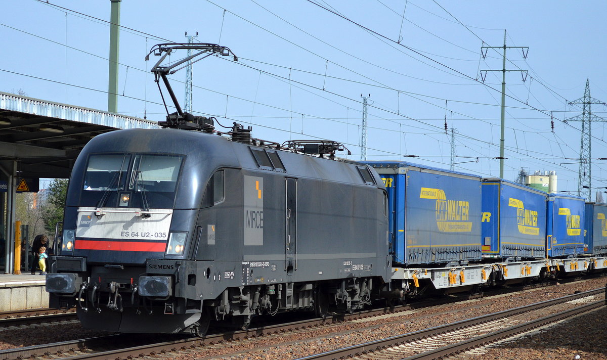 Schon ein wenig überraschend, ES 64 U2-035 [NVR-Number: 91 80 6182 535-5 D-DISPO, Siemens Bj.2004] für TXL mit einer gemischten Güterzugleistung heute am Sonntag, 03.04.16 Durchfahrt Bhf. Flughafen Berlin-Schönefeld.