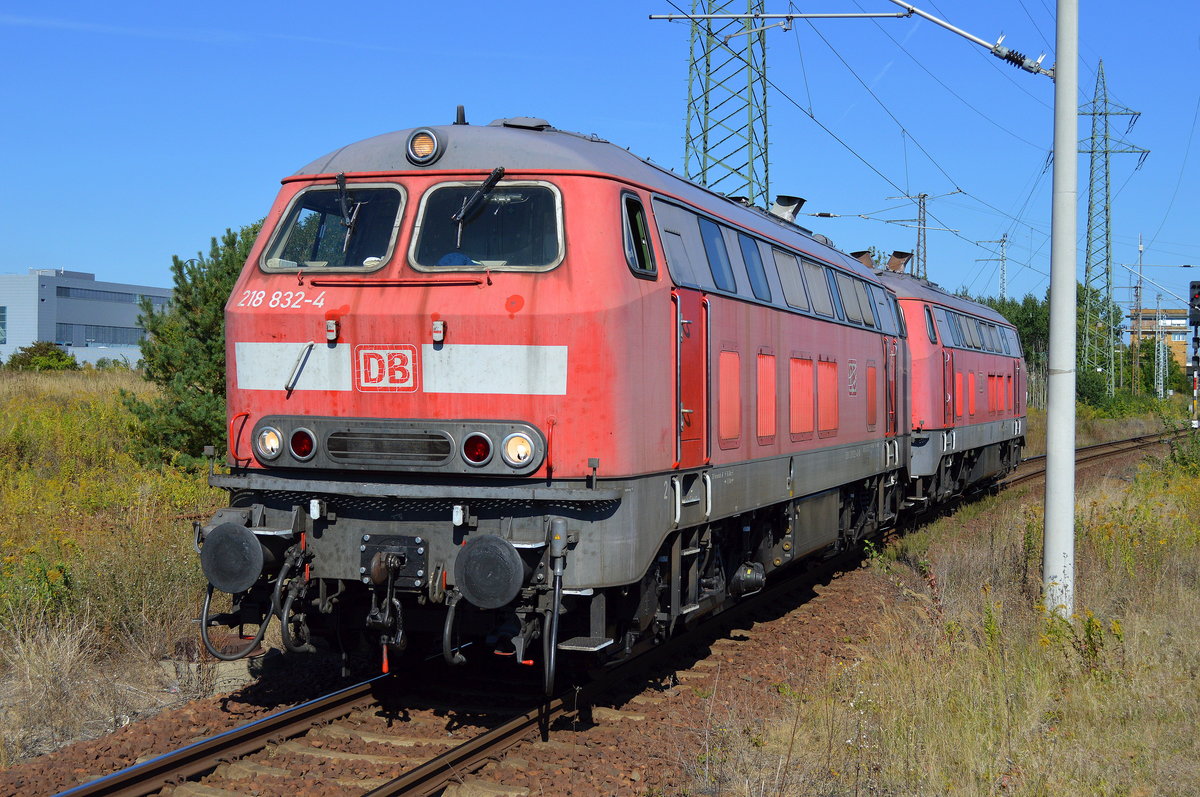 Schon viele Jahre im Bereich Berlin/Brandenburg im Notfalldienst bereit wenn ICE oder andere Triebzüge/Loks den Geist aufgeben, die Doppeltraktion 218 834-0 + 218 832-4 holt den Schad-Triebzug 442 135 in Bf. Flughafen Berlin-Schönefeld ab, der dort immerhin 1,5 Std. den restlichen Regionalverkehr behinderte, 15.09.16