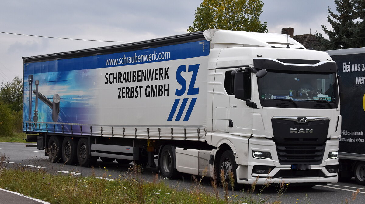 Schraubenwerk Zerbst GmbH mit einem eigenen Sattelzug mit MAN TGX 18.520 Zugmaschine am 01.10.25 Höhe Bahnübergang Rodleben.