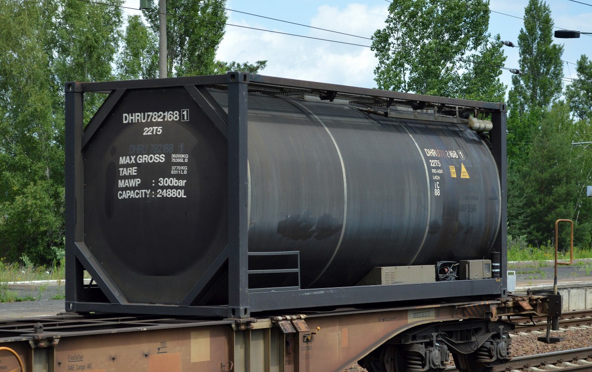 Schwarzer Kesselcontainer ohne Firmenangabe am 21.07.15 Bhf. Flughafen Berlin-Schönefeld.