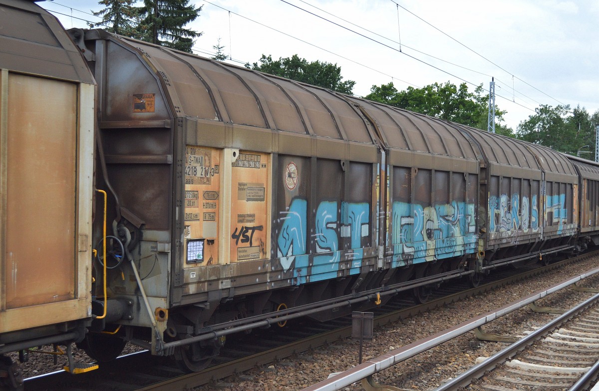 Schwedische Schiebewand-Wageneinheit vom Einsteller TRANSWAGGON mit der Nr. 24 RIV 74 S-TWA 4218 217-3(P) Laais 004 Heimatbahnhof: Helsingborg Gbb am 28.07.15 Berlin-Hirschgarten.