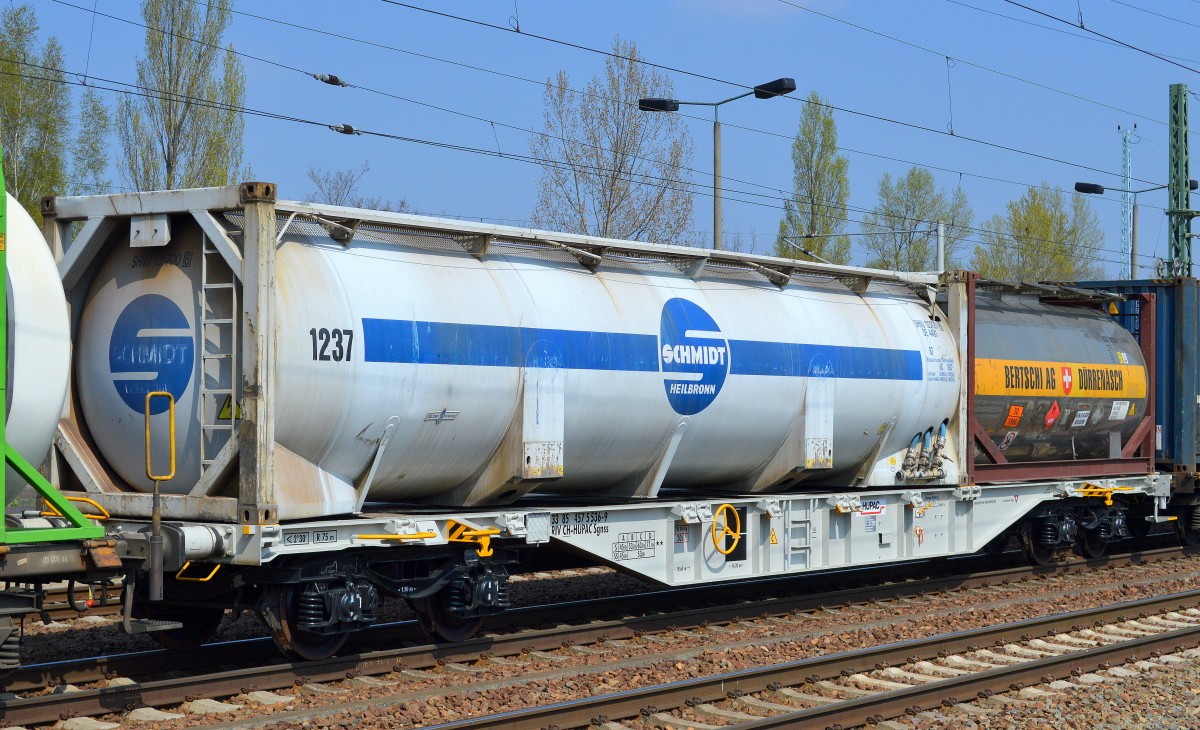 Schweizer Drehgestell-Containertragwagen vom Einsteller HUPAC mit der Nr. 33 RIV 85 CH-HUPAC 457 5 536-9 Sgnss beladen mit einem mächtig langen Kesselcontainer der Fa.SCHMIDT HEILBRONN am 24.04.15 Bhf. Flughafen Berlin-Schönefeld.