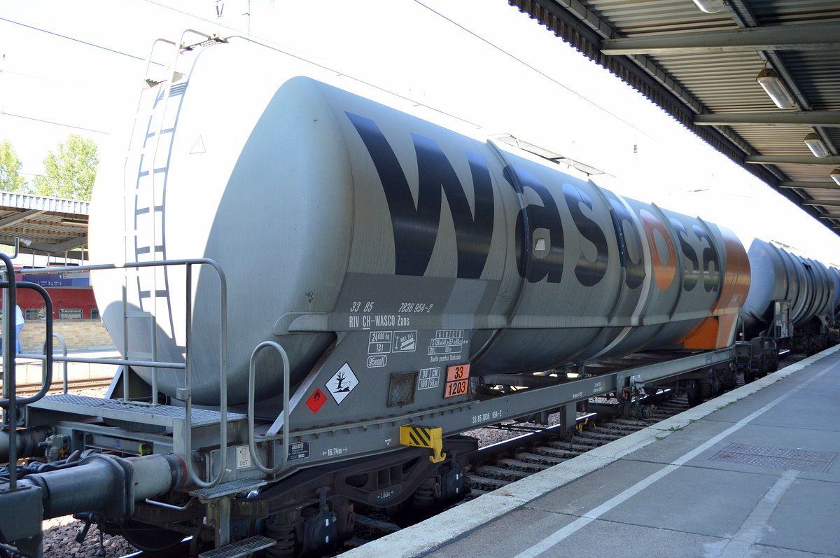 Schweizer Kesselwagen vom Einsteller WASCOSA mit der Nr. 33 RIV 85 CH-WASCO 7836 954-2 Zans (UN-Nr. 33/1203 = Benzin) am 08.09.16 Bf. Flughafen Berlin-Schönefeld.