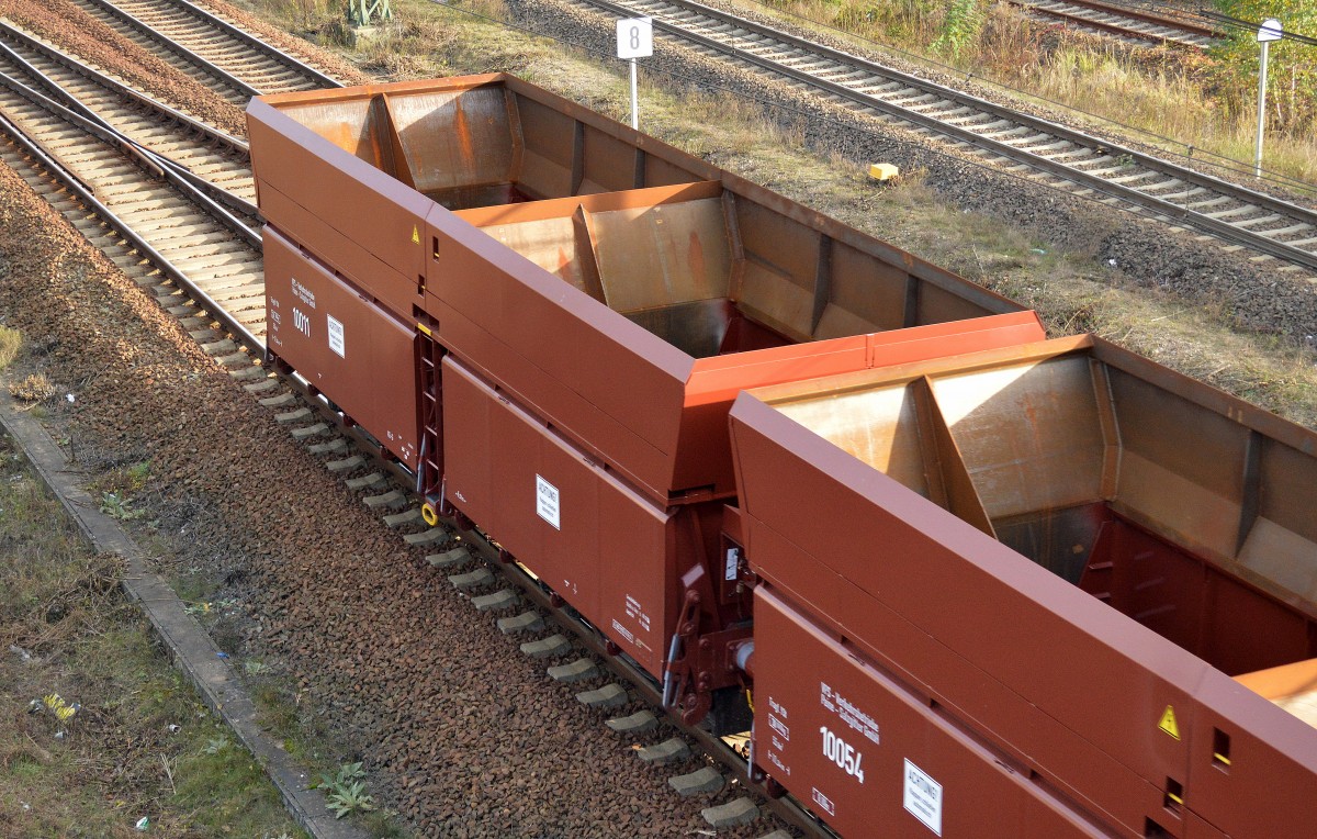 Sehe ich das erste Mal und eine Recherche zum Wagentyp blieb erfolglos, in einem Gemischten Güterzug mitten in Berlin bei der Durchfahrt gezogen von einer DB 155ér mehere offene Schüttgutwagen mit schlagkraftartiger Schwerkraftentladung der Fa. VPS Verkehrsbetriebe Peine - Salgitter GmbH die keinerlei INR oder Wagenbezeichnung in üblicher Form an den Seiten vorweisen sondern nur firmeninterne Nummerierung der letzte im Bild zum Beispiel die Nr. 10011 davor der Wagen die Nr. 10054, 04.11.14 Berlin Putlitzbrücke.