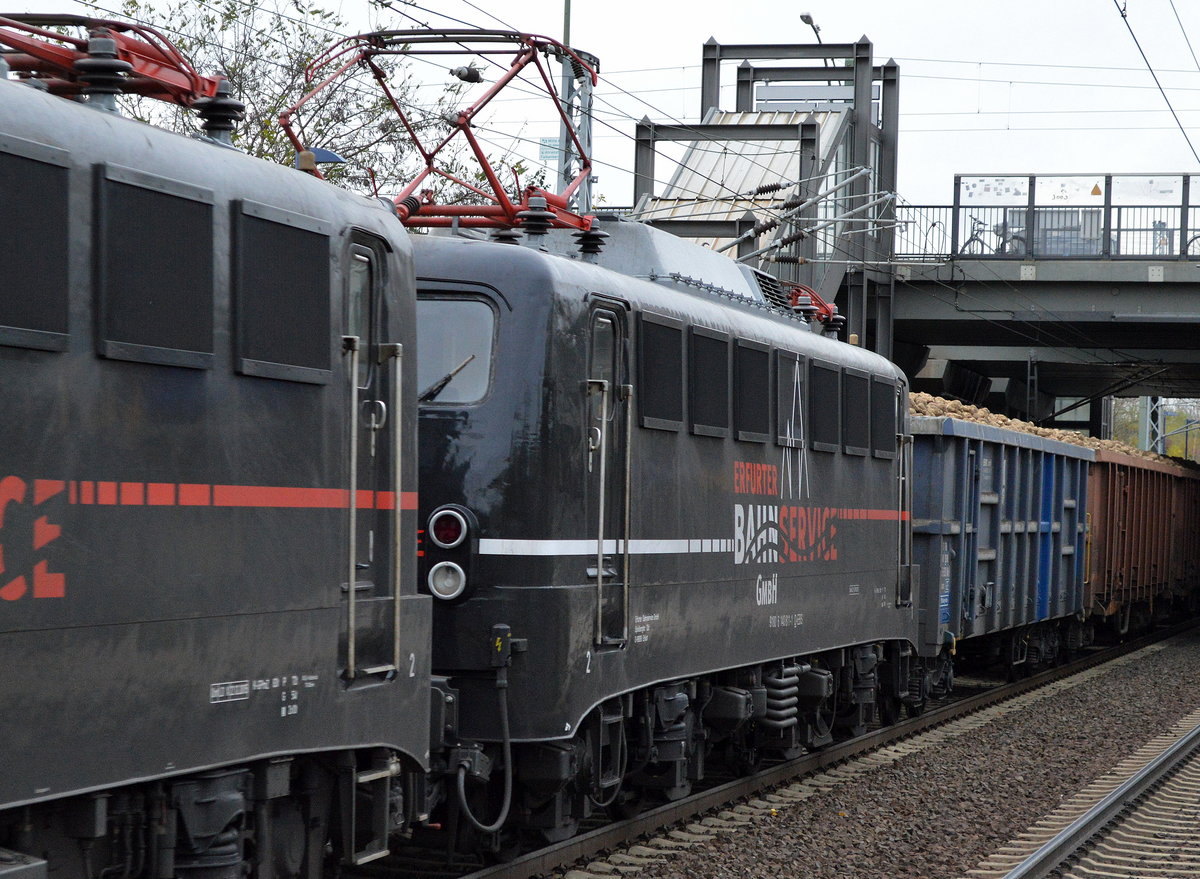 Seit einiger Zeit schon liefert jetzt im Herbst die Erfurter Bahnservice GmbH per Bahn tonnenweise Zuckerrüben ab Mecklenburg-Vorpommern für ein österrechisches Unternehmen, hier mit ihrer sehr schönen Doppeltrakion 140 815-2 + 140 811-1 und einem Ganzzug offener Drehgestell-Güterwagen (ERR/NACCO) bei der Durchfahrt Bf. Berlin-Hohenschönhausen, 12.11.17