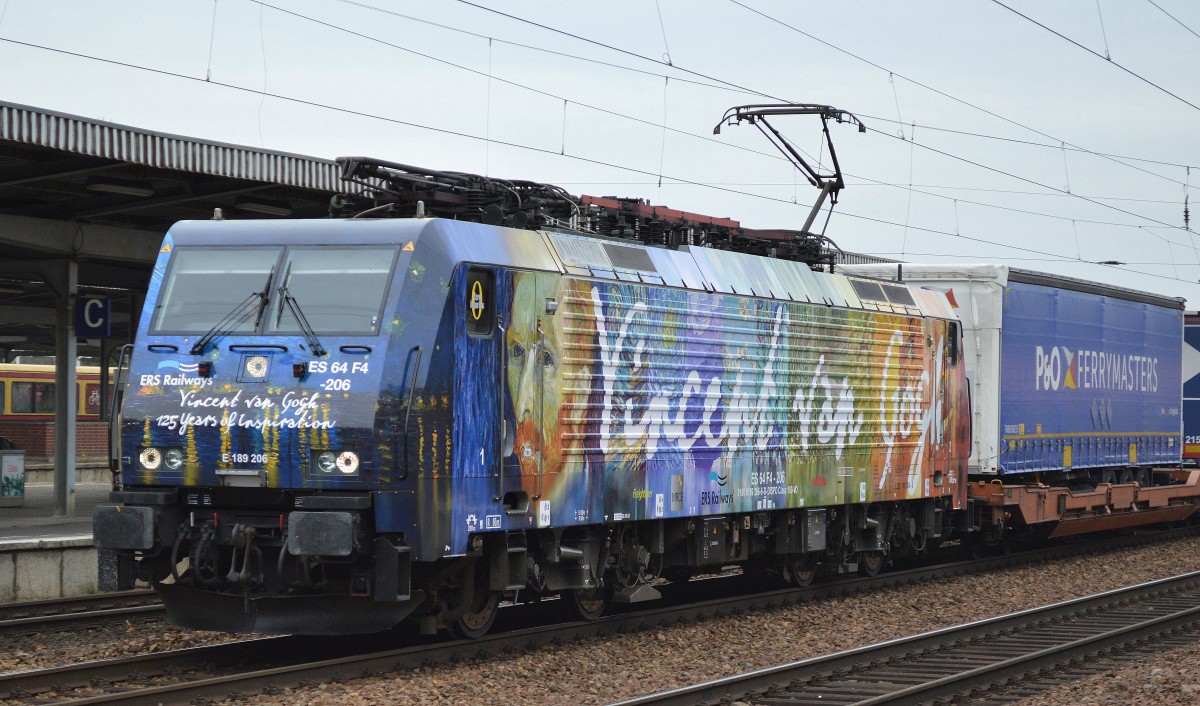 Selbst bei grauer Witterung oder gerade dann wirken die Farben der Vincent van Gogh Lok leuchtend, ERSR mit dem Poznan-Shuttle und E 189 206 am 13.11.15 Bhf. Flughafen Berlin-Schönefeld. 