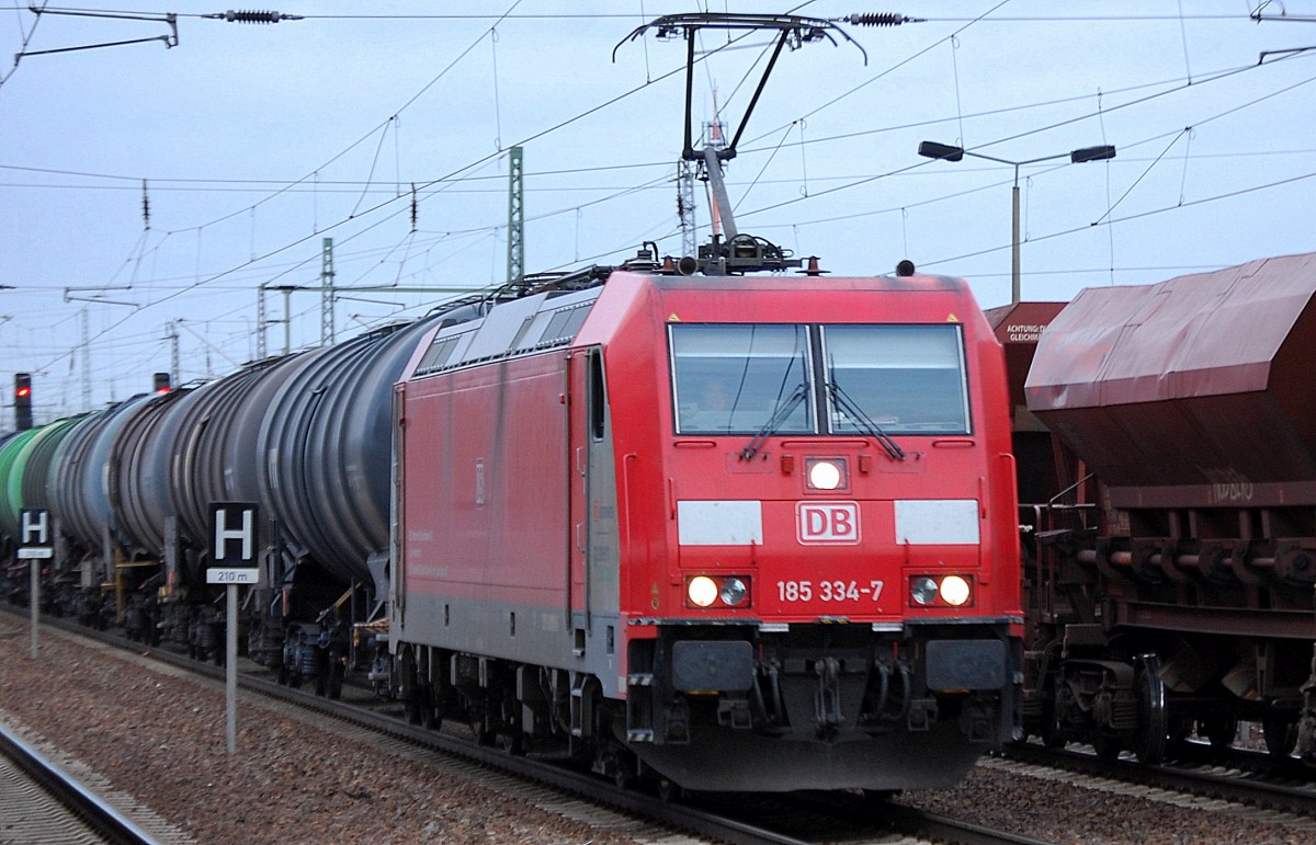 Selten bisher hier im Nordosten, eine von den ex skandinavischen DB 185érn, die 185 334-7 mit Kesselwagenzug am 28.11.13 Bhf. Flughafen Berlin-Schönefeld. 