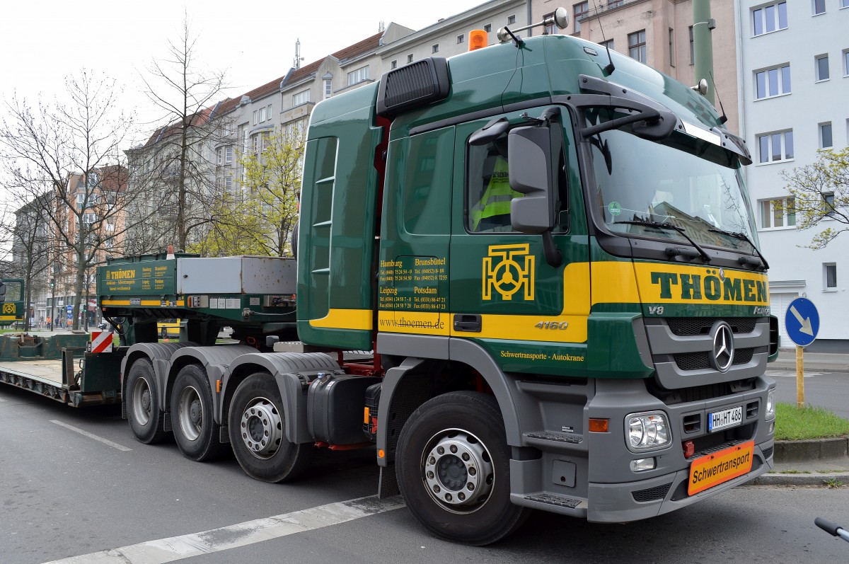 Selten zuvor habe bisher jemals eine derartig große Schwerlastflotte von LKW Sattelzügen gesichtet wie bei den Begleitfahrzeugen des THÖMEN LIEBHERR Fahrzeugkran LG 1550 aus Hamburg, gleich mehere Schwerlastzugmaschinen vom Typ MB ACTROS V8 4160 mit Schwerlastbrücken standen Berlin Yorkstr. abgestellt, 06.04.14