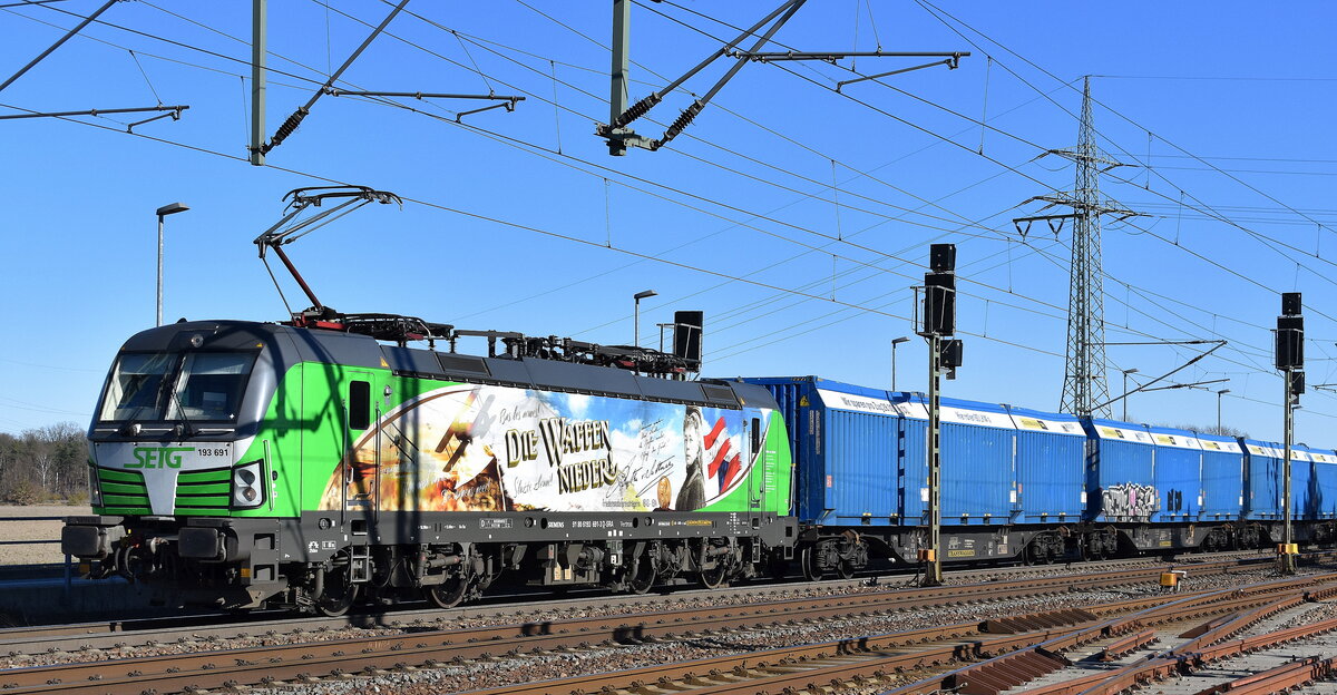 SETG - Salzburger Eisenbahn Transport Logistik GmbH, Salzburg [A] mit der S-Fleet GmbH Vectron  193 691  [NVR-Nummer: 91 80 6193 691-3 D-SRA] und einem Containerzug für Holzhackschnitzel am 18.03.25 Höhe Bahnhof Rodleben.