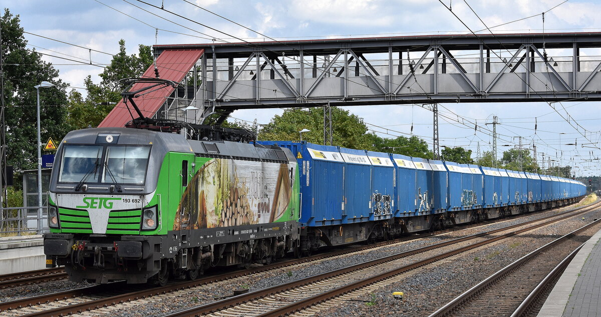 SETG - Salzburger Eisenbahn Transport Logistik GmbH, Salzburg [A] mit ihrer  193 692  [NVR-Nummer: 91 80 6193 692-1 D-SRA] und einem Containerzug Für Holzhackschnitzel am 14.07.25 Höhe Bahnhof Saarmund.