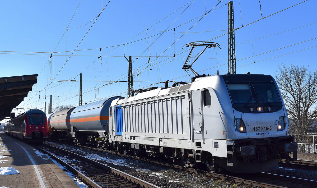 SETG - Salzburger Eisenbahn TransportLogistik GmbH, Salzburg [A] mit der geleasten Railpool Lok  187 316-5  [NVR-Nummer: 91 80 6187 316-5 D-Rpool] und einem Gasdruckkesselwagenzug (Kohlenwasserstoff Gas Gemisch C) am 19.02.25 Höhe Bahnhof Magdeburg-Neustadt.