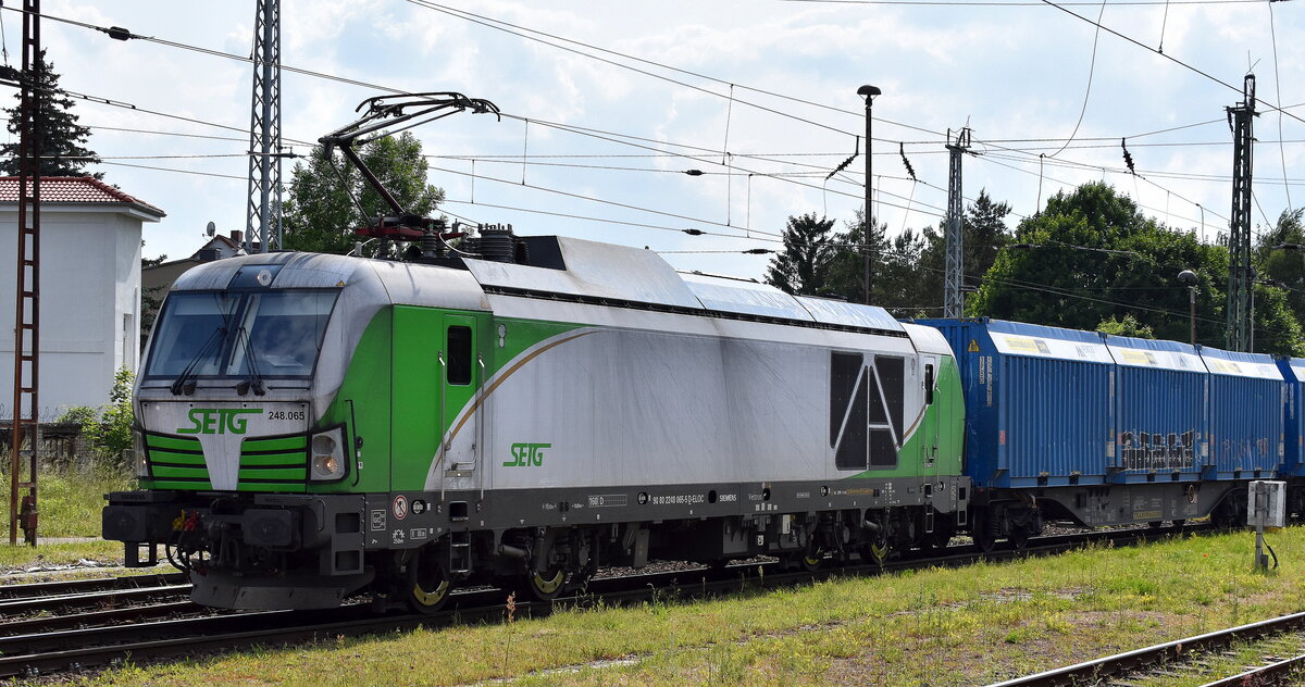 SETG - Salzburger Eisenbahn TransportLogistik GmbH, Salzburg [A] mit der geleasten ELL Vectron Dual Lok  248 065  [NVR-Nummer: 90 80 2248 065-5 D-ELOC] und einem Schüttgut-Containerzug für Holzhackschnitzel am 03.06.25 Höhe Bahnhof Stendal Hbf.