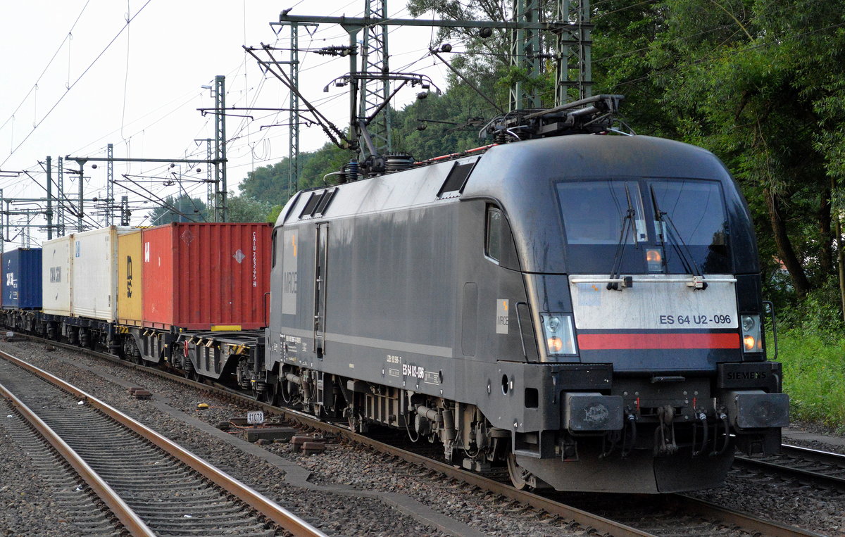SETG trifft mit dem MRCE Raurus ES 64 U2-096/182 596-7 [NVR-Number: 91 80 6182 596-7 D-DISPO, Siemens Bj.2002] und einem Containerzug im Bf. Hamburg-Harburg ein, 20.06.17