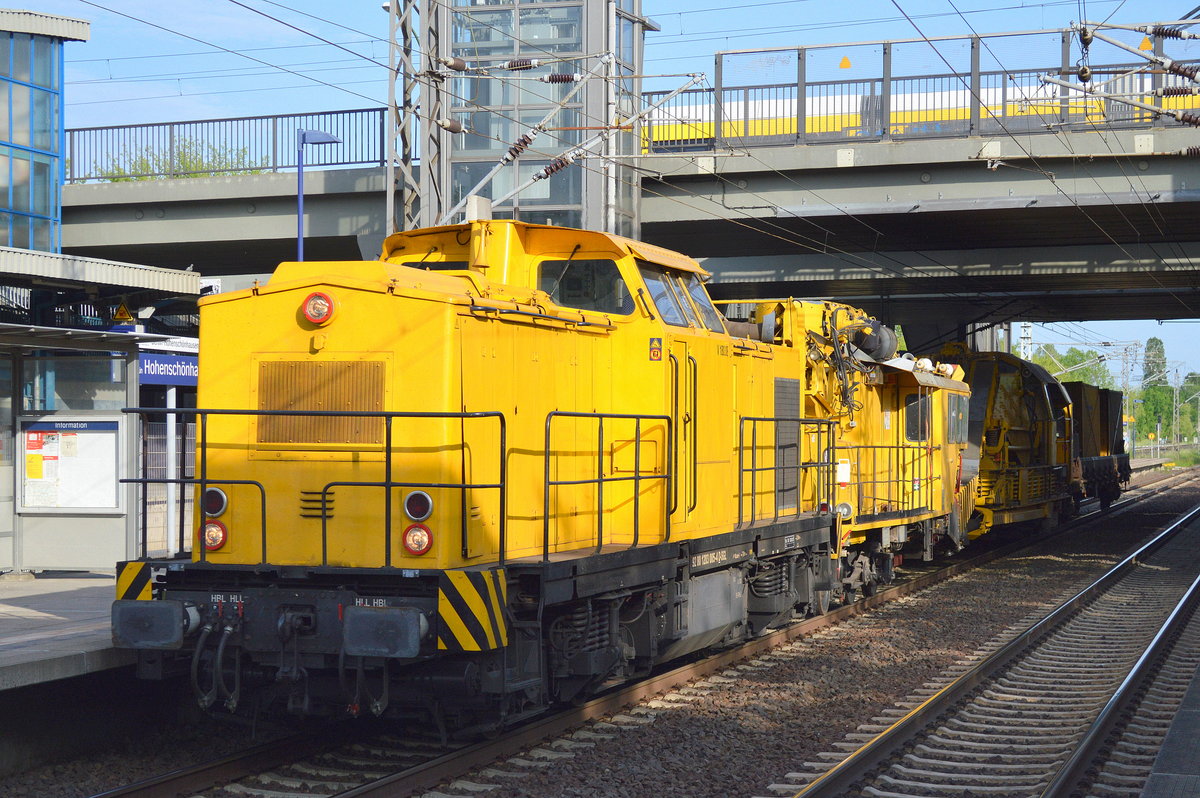 SGL - Schienen Güter Logistik GmbH mit der V 180.08 (92 80 1203 005-4 D-SGL, LEW Bj.1973] und einer Schotterreinigungsmaschine von EUROPOOL + Drehgestell-Flachwagen mit Werkzeugcontainern der FA. EUROPOOL am 29.05.7 Bf. Berlin-Hohenschönhausen.
