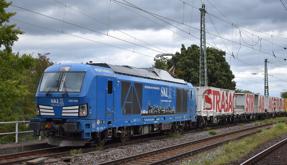 SKL Schienen Komplex Logistik Magdeburg GmbH & Co. KG, Magdeburg [D] mit der geleasten nortrail Vectron Dual Lok  248 049  [NVR-Nummer: 90 80 2248 049-9 D-NRAIL] für STRABAG mit dem Gleisschotterreinigungszug P&T Typ RM 900 VB  Europa-Express  + Beiwagen am Haken am 11.09.25 Höhe Bahnhof Magdeburg-Neustadt.