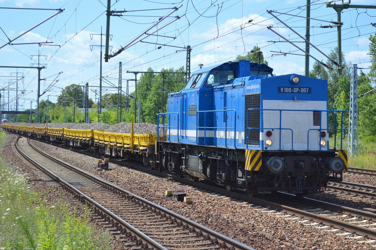 SLG V 100-SP-007 (203 409-8) mit einigen Drehgestell-Flachwagen mit Gleisschotter am 20.07.15 Bhf. Flughafen Berlin-Schönefeld