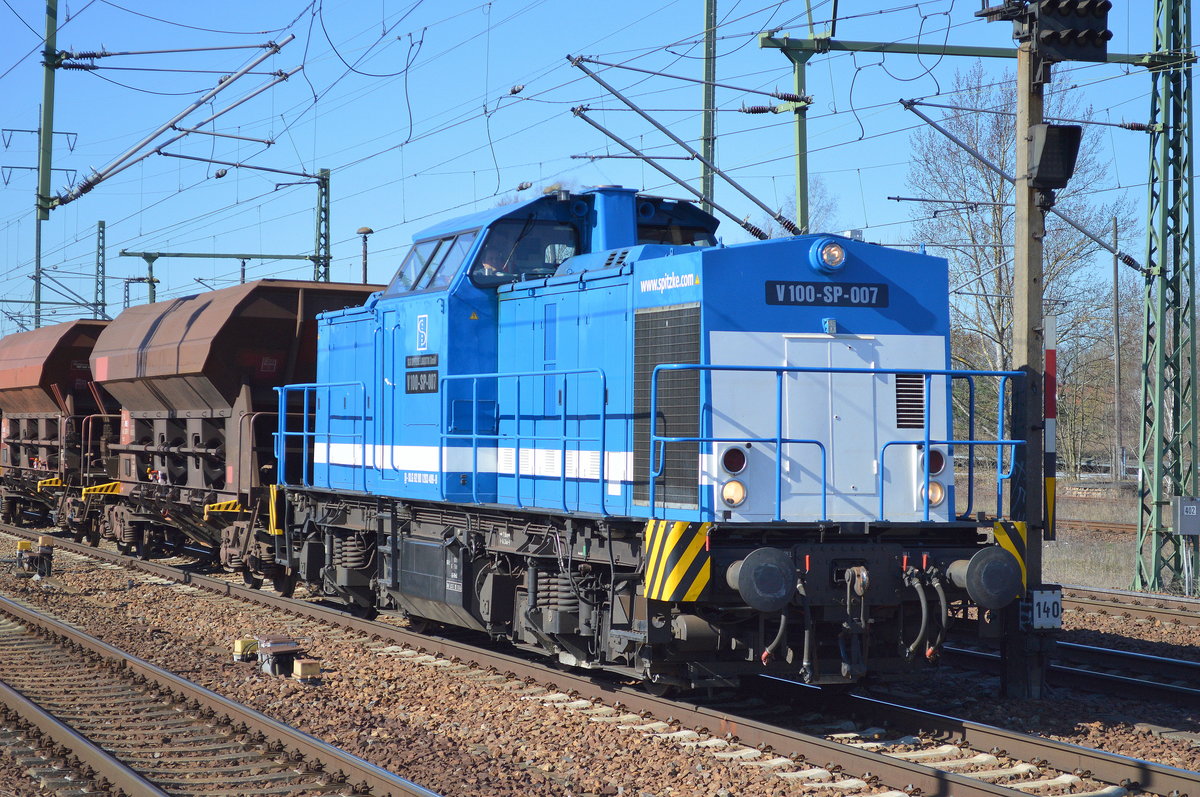 SLG V 100-SP-007 (203 409-8) mit Schotterzug am 27.03.17 Bf. Flughafen Berlin-Schönefeld.