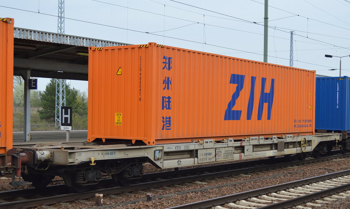 Slowakischer Containertragwagen mit der Nr. 31 RIV 56 SK-ZSSK 4506 030-0 Sdgnss 9-559.0 am 15.04.16 Bf. Flughafen Berlin-Sch�nefeld.