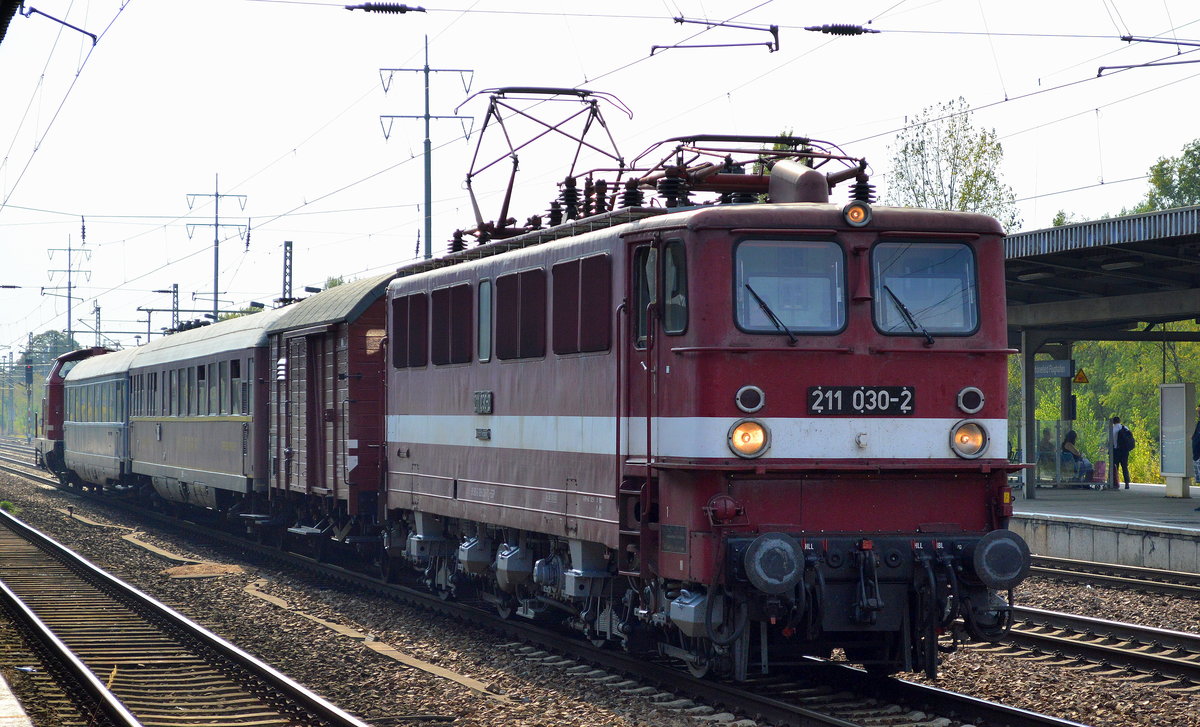 Sonderzug der Rennsteigbahn am 16.09.16 nach Berlin, die Zuglok 211 030-2 (109 030-7) der EGP mit einem historischen Güterwagen (Oppeln 1558 Ghs), einem historischen Personenwagen + Mitropa Speisewagen und am Ende die Lok  Caro  212 297-6 bei der Durchfahrt im Bf. Flughafen Berlin-Schönefeld.