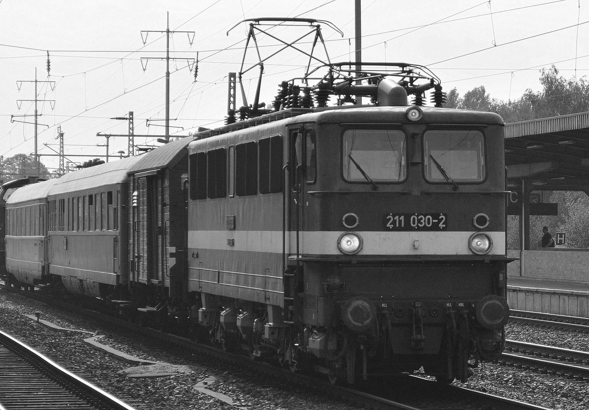 Sonderzug der Rennsteigbahn am 16.09.16 nach Berlin, die Zuglok 211 030-2 (109 030-7) der EGP mit einem historischen Güterwagen (Oppeln 1558 Ghs), einem historischen Personenwagen + Mitropa Speisewagen und am Ende die Lok  Caro  212 297-6 bei der Durchfahrt im Bf. Flughafen Berlin-Schönefeld.