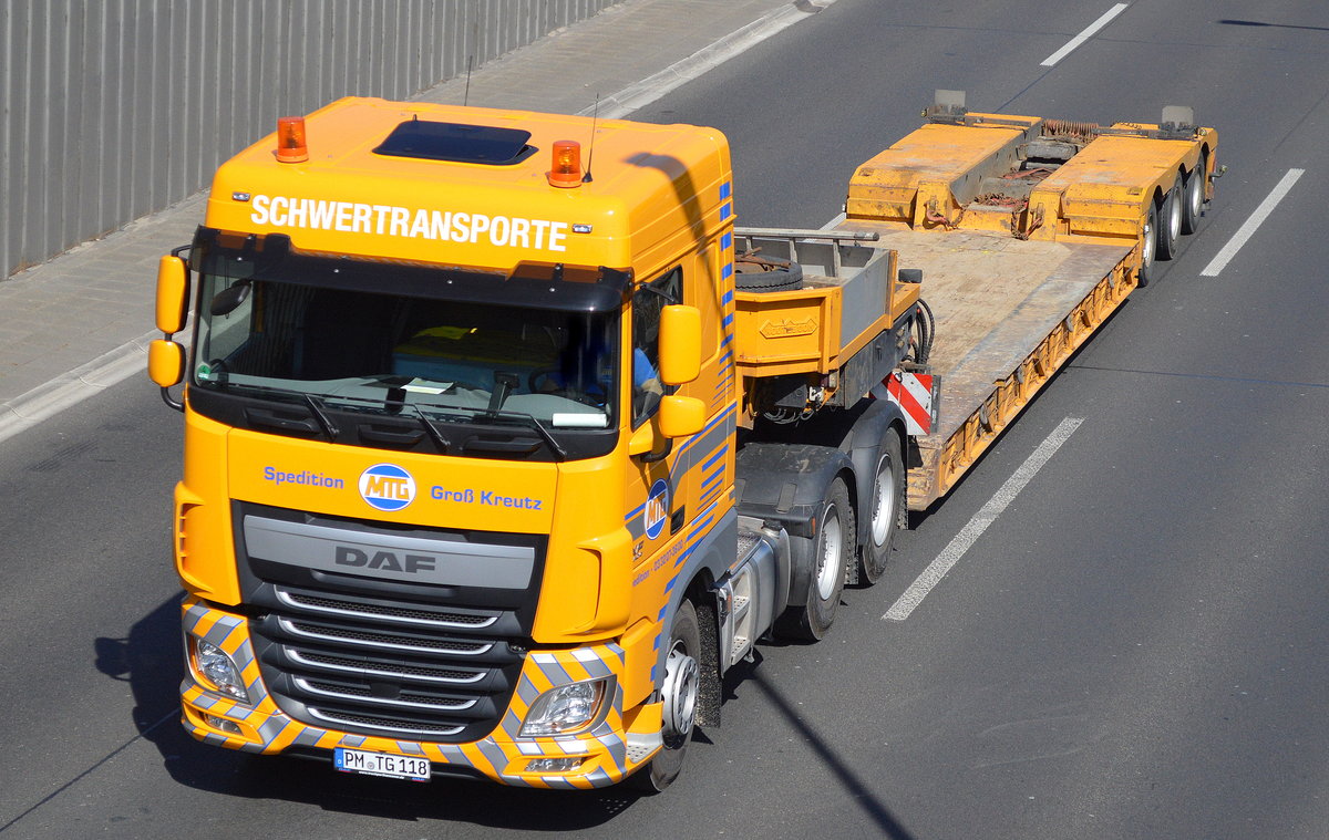Sped. Groß Kreutz mit einem Schwerlasttransport-Sattelzug mit DAF XF Zugmaschine mit Ladebrücken-Trailer am 21.04.16 Berliner Stadtautobahn Höhe Knobelsdorffstr.