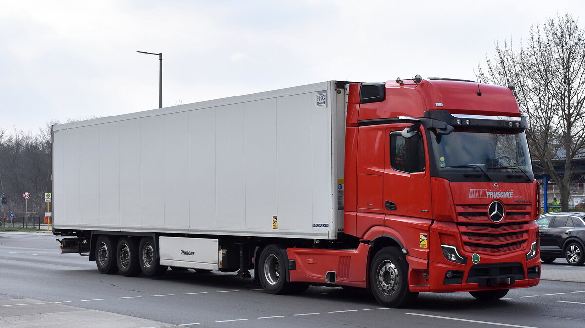 Spedition Pruschke GmbH mit einem Sattelzug mit MB ACTROS L 1851 Zugmaschine am 25.03.25 Berlin Marzahn.