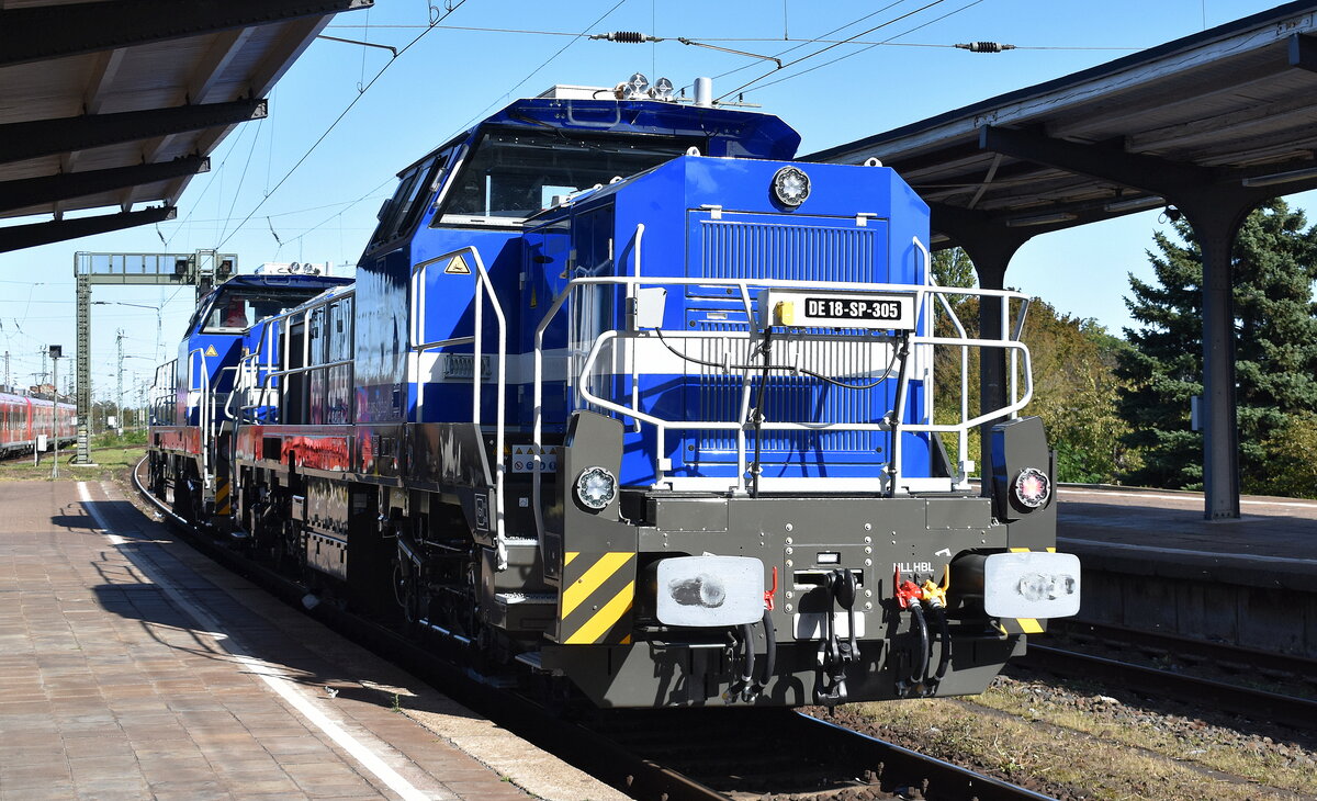 Spitzke Logistik GmbH mit ihrer nagelneu ausgelieferten vossloh DE 18 Loks  DE 18-SP-305  [NVR-Nummer: 92 80 4185 305-4 D-SLG] +  DE 18-SP-306  [NVR-Nummer: 92 80 4185 306-2 D-SLG] am 24.09.25 Durchfahrt Bahnhof Magdeburg-Neustadt.