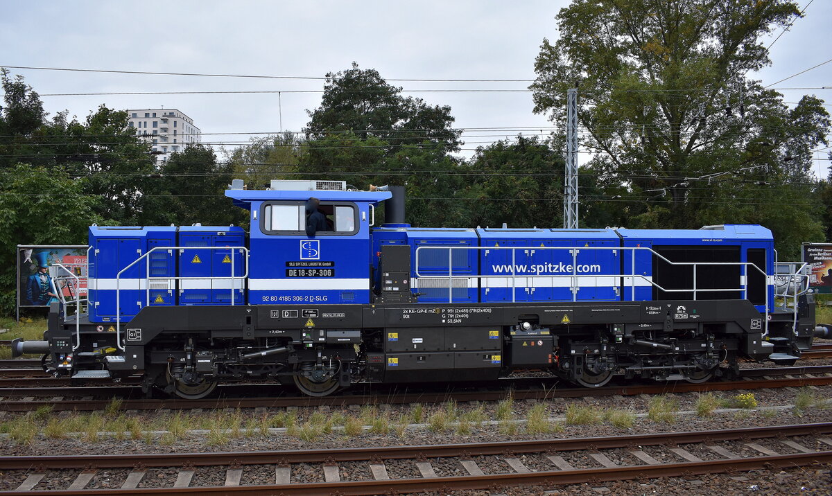 Spitzke Logistik GmbH mit ihrer nagelneu ausgelieferten vossloh DE 18 Loks  DE 18-SP-306  [NVR-Nummer: 92 80 4185 306-2 D-SLG] am 01.10.25 Höhe S-Bahnhof Berlin Springpfuhl.