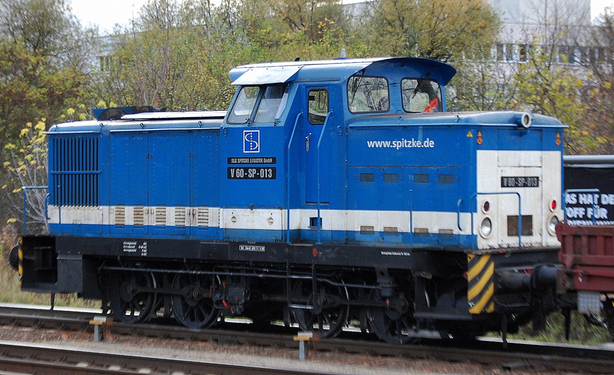 Spitzke Logistik Lok V60-SP-013 (345 201-8) kam aus Richtung Industrie�bergabegebiet Berlin Norost mit einigen Drehgestell Flachwagen am 05.11.13 Berlin-Springpfuhl.