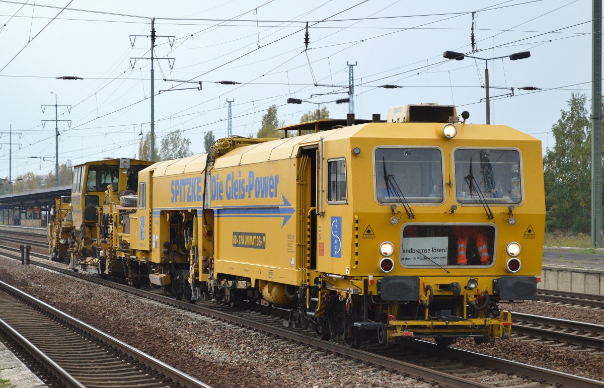 Spitzke Logistik mit Gleisstopfmaschine P&T 08-25 UNIMAT 3S-Y und Schnellschotterplaniermaschine SSP 110 SW am 02.10.14 Bhf. Flughafen Berlin-Schönefeld.