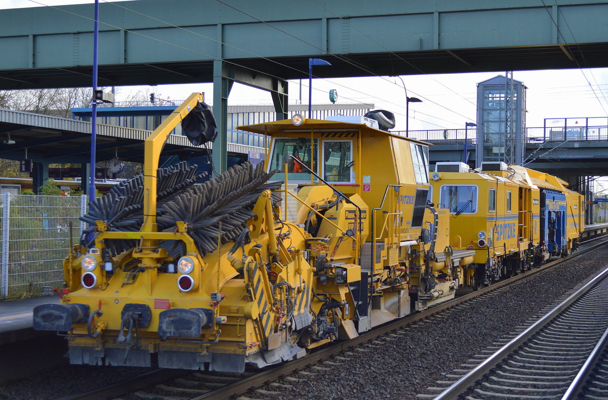 Spitzke Logistik mit der Schotterplaniermaschine SSP 110 SW (D-SPAG 99 80 9425 023-5)  Staubschnecke  und der Gleisstopfmaschine P&T UNIMAT 09-475/4S (D-SPAG 99 80 9124 016-3) am 17.11.17 Durchfahrt BF. Berlin-Hohenschönhausen.