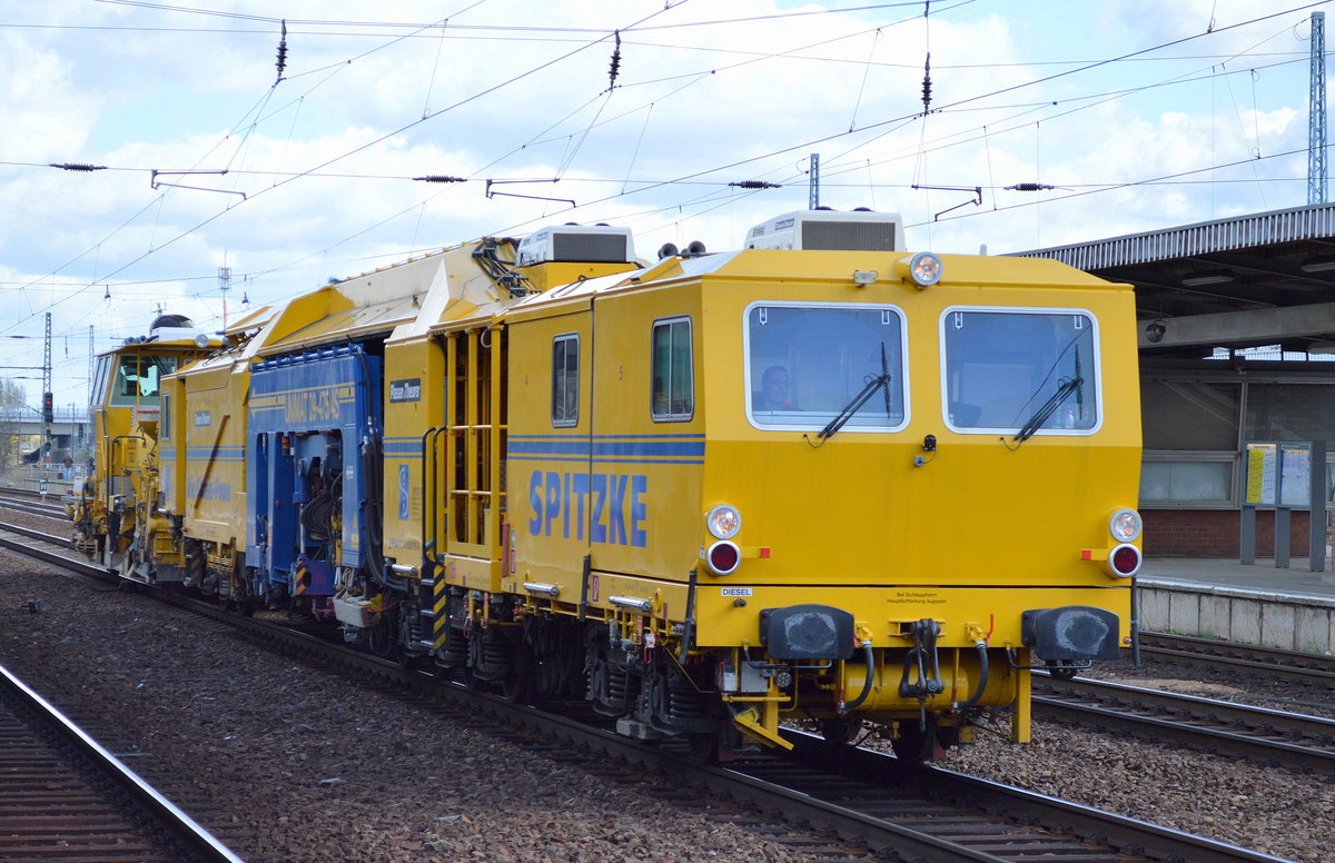 SPITZKE SE mit ihrer Gleisstopfmaschine P&T UNIMAT 09-475/4S + Schotterplaniermaschine SSP 110 SW am 18.04.16 Bf. Flughafen Berlin-Schönefeld.