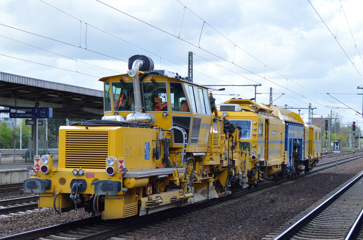 SPITZKE SE mit ihrer Gleisstopfmaschine P&T UNIMAT 09-475/4S + Schotterplaniermaschine SSP 110 SW am 18.04.16 Bf. Flughafen Berlin-Schönefeld.