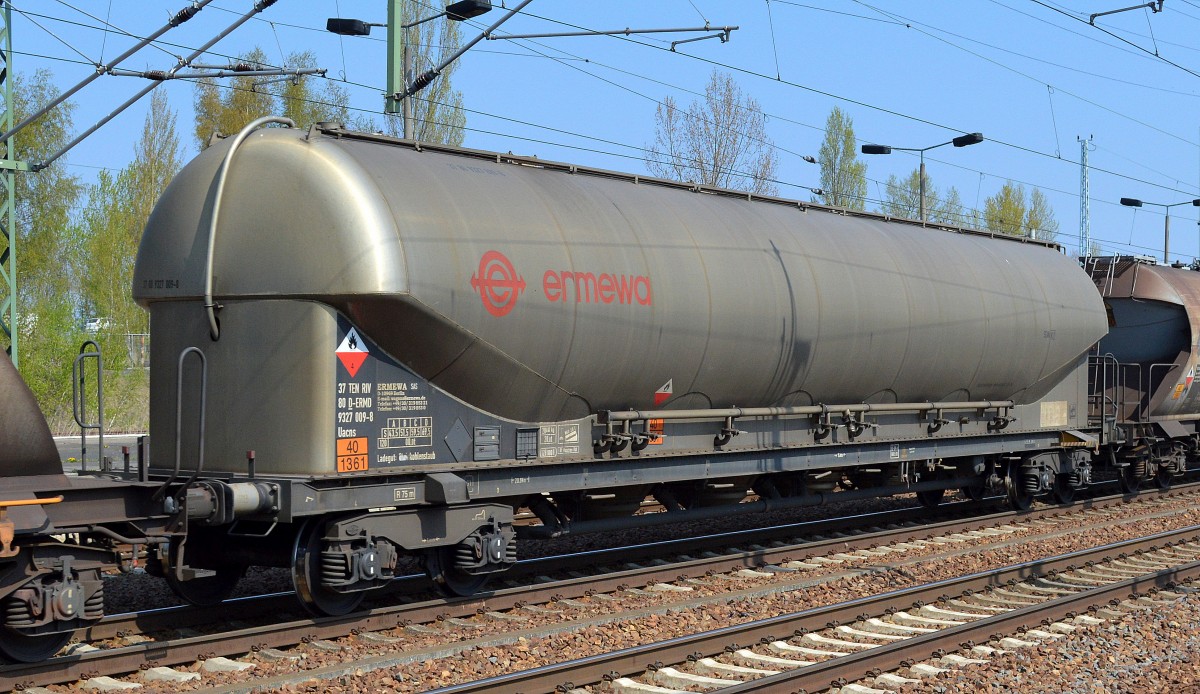 Staubgutwagen vom Einsteller ermewa mit der Nr.37 TEN-RIV 80 D-ERMD 9327 009-8 Uacns (UN-Nr.40/1361 = Kohlestaub) am 24.04.15 Bhf. Flughafen Berlin-Schönefeld.