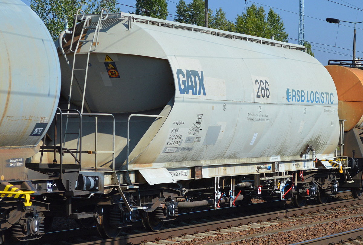 Staubgutwagen vom Einsteller GATX in Deutschland mit der Nr. 33 RIV 80 D-GATXD 9324 647-2 Uacs Bf. Altenburg Ladegut Staubgut Logo 266/RSB LOGISTIC am 08.09.16 Bf. Flughafen Berlin-Schönefeld.