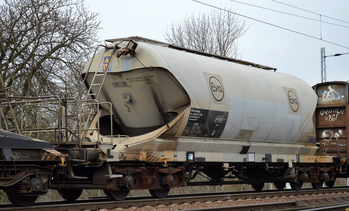Staubgutwagen für Zementtransporte vom Einsteller VTG mit der Nr. 33 RIV 80 D-VTGD 932 5 269-4 Uacs Bf.:Maschen-Rbf mit alten Eva Logos am 04.04.16 Berlin-Wuhlheide.