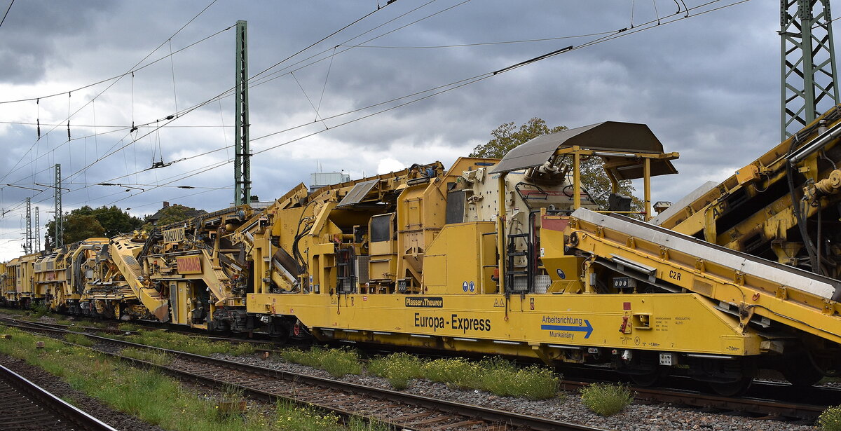 STRABAG BMTI Rail Service GmbH mit ihrer P&T RM 900 VB – Bettungsreinigungsmaschine  Europa-Express  (D-BRS 99 80 9214 001-6) am Haken von  248 049  [NVR-Nummer: 90 80 2248 049-9 D-NRAIL] am 11.09.25 Höhe Bahnhof Magdeburg-Neustadt.