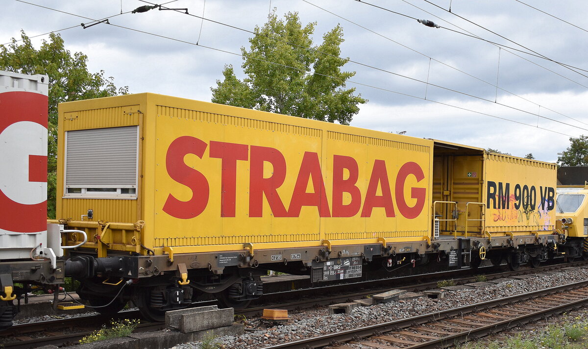 STRABAG BMTI Rail Service GmbH mit einem von diversen Drehgestell-Flachwagen mit Werkzeug- und Aufenthaltscontainern als Begleitwagen der P&T RM 900 VB – Bettungsreinigungsmaschine  Europa-Express , hier der Wagen mit der Nr. 37 RIV 80 D-BRS 3999 055-1 Res am Haken von  248 049  [NVR-Nummer: 90 80 2248 049-9 D-NRAIL] am 11.09.25 Höhe Bahnhof Magdeburg-Neustadt.