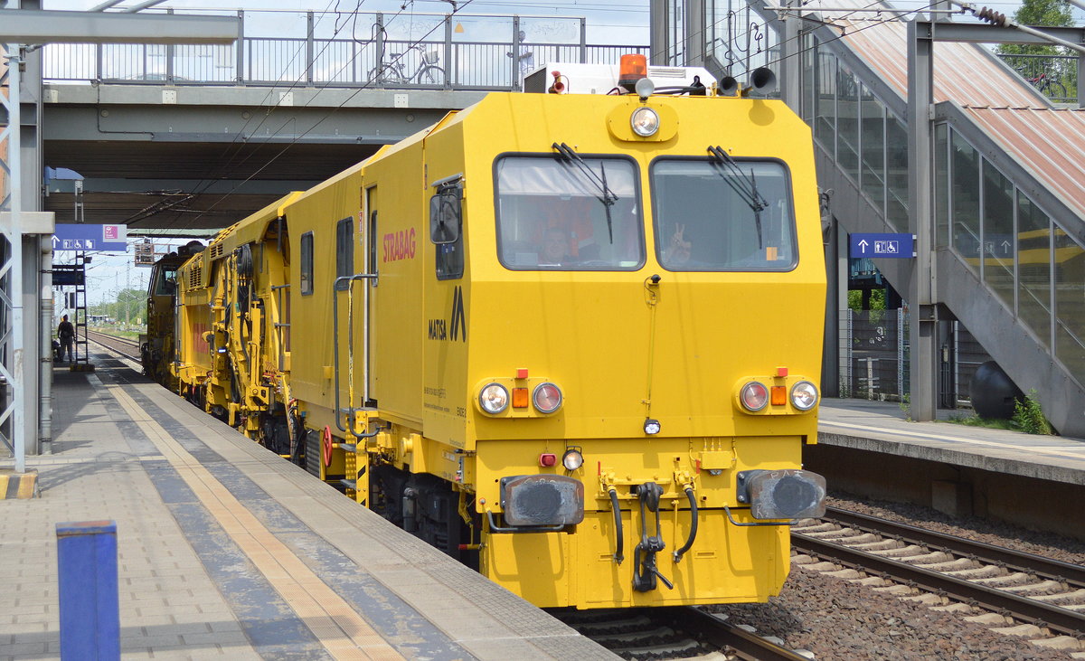 STRABAG mit einer MATISA Gleisstopfmaschine (99 80 9124 002-3 D-BRS) + Schotterplaniermaschine SSP 110 SW am 06.07.17 Durchfahrt Bf. Berlin-Hohenschönhausen. Viele GRüße an den Tf !!!!