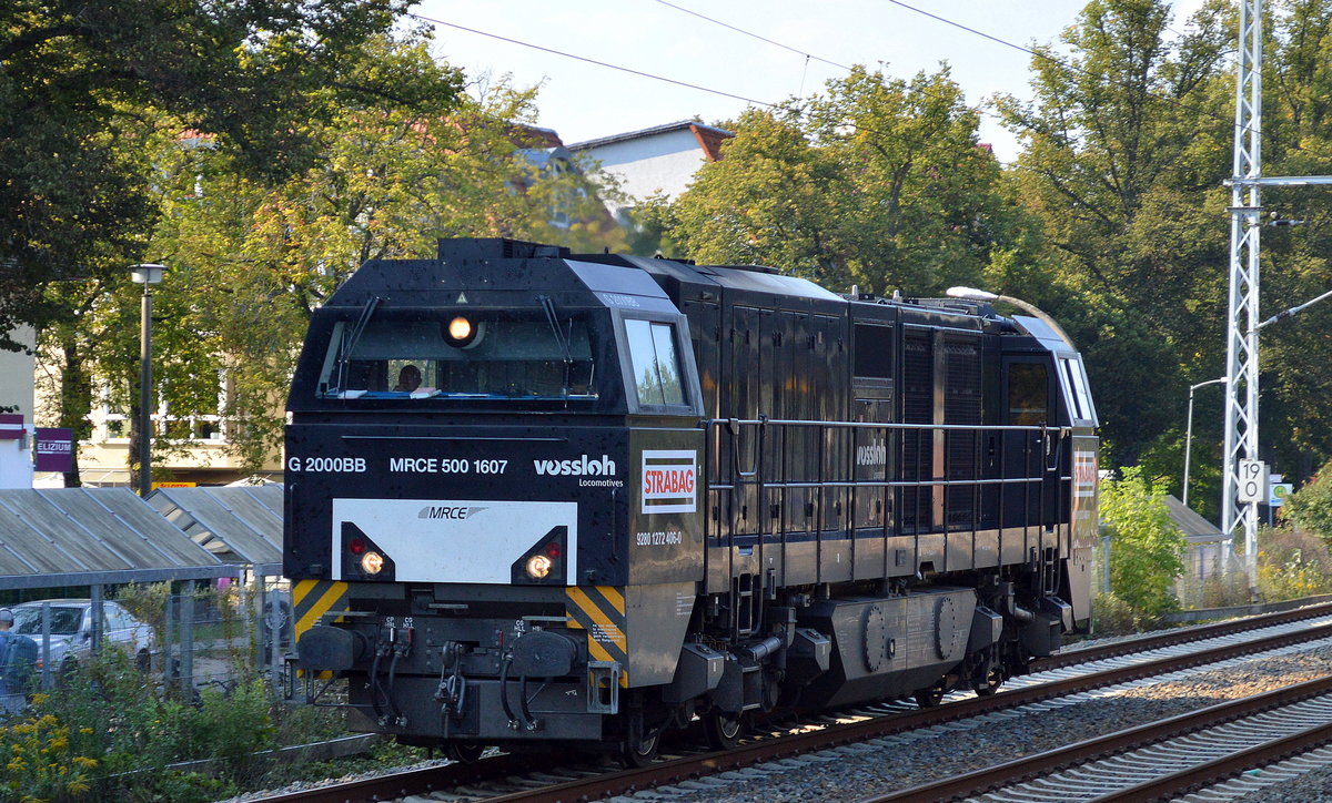 STRABAG mit einer weiteren angemieteten (wohl erst seit kürzerem) Vossloh G 2000BB, der MRCE Lok 500 1607 (272 406-0) am 12.09.16 Eichwalde bei Berlin Richtung Königs Wusterhausen.