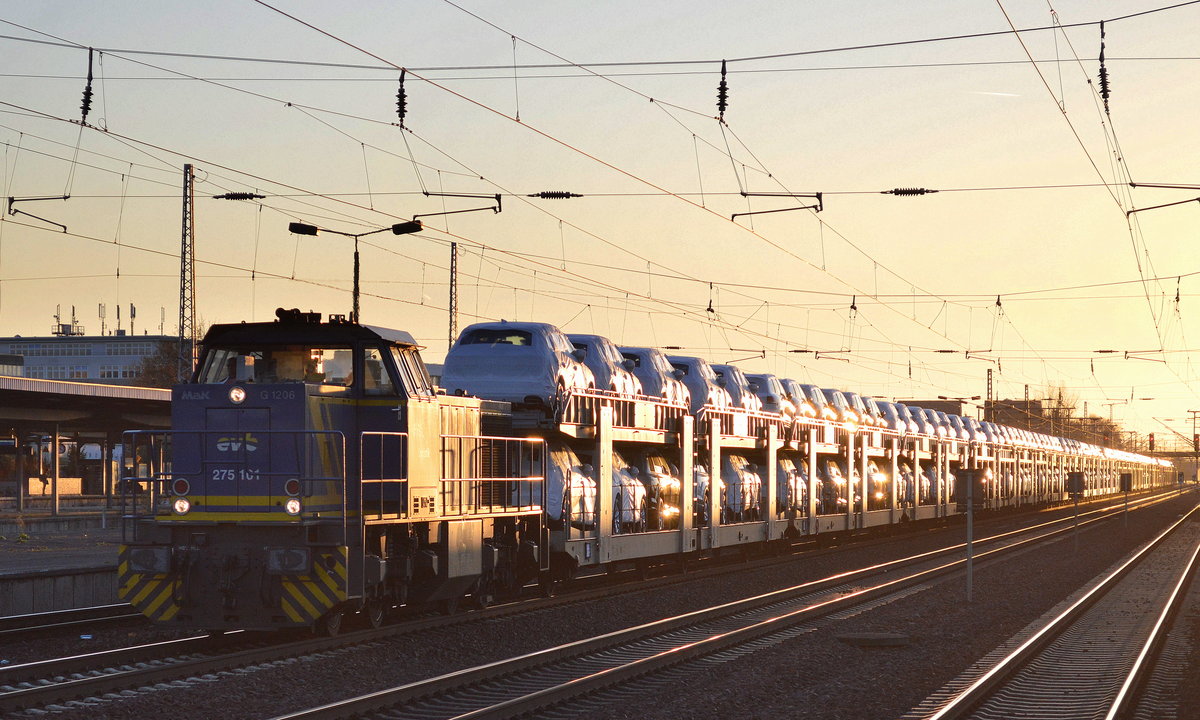 Tageshighlight und große Überraschung hier im Nordosten, die Mak G 1206 der EVB, die 275 101 (92 80 1275 101-4 D-EVB) den Hamburgern im fast täglichen Einsatz bekannt, hier nun also plötzlich in unseren Breiten bei untergehender Sonne mit einem beeindruckend langen PKW-Transportzug (fabrikneue AUDI u. VW Modelle) am 06.11.17 BF. Flughafen Berlin-Schönefeld. Ich nehme mal an auch Richtung Osten, vielleicht Frankfurt/Oder weiter dann nach Polen? Erstaunlich das die kleine Mak G 1206 diese doch nicht mehr ganz kurze Tour alleine vollzog?